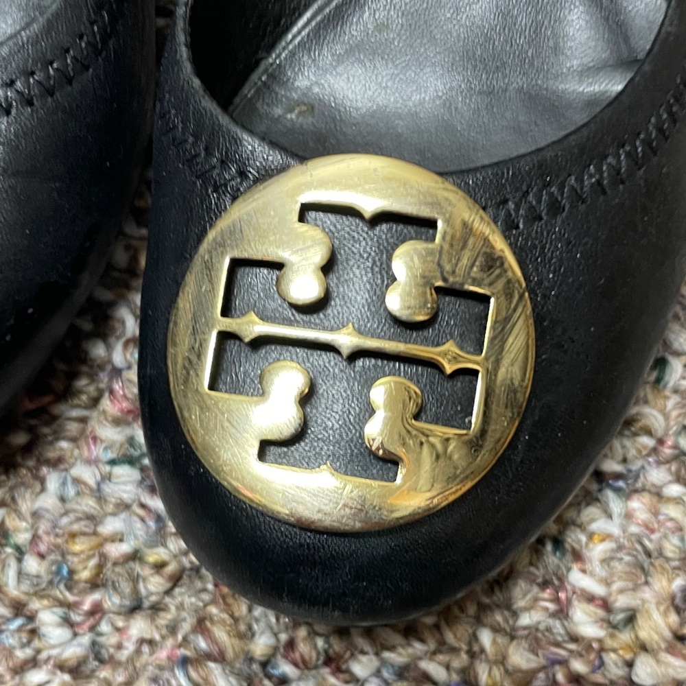 Tory Burch Black Leather Pumps with Gold Logo Medallion - Picture 3 of 8